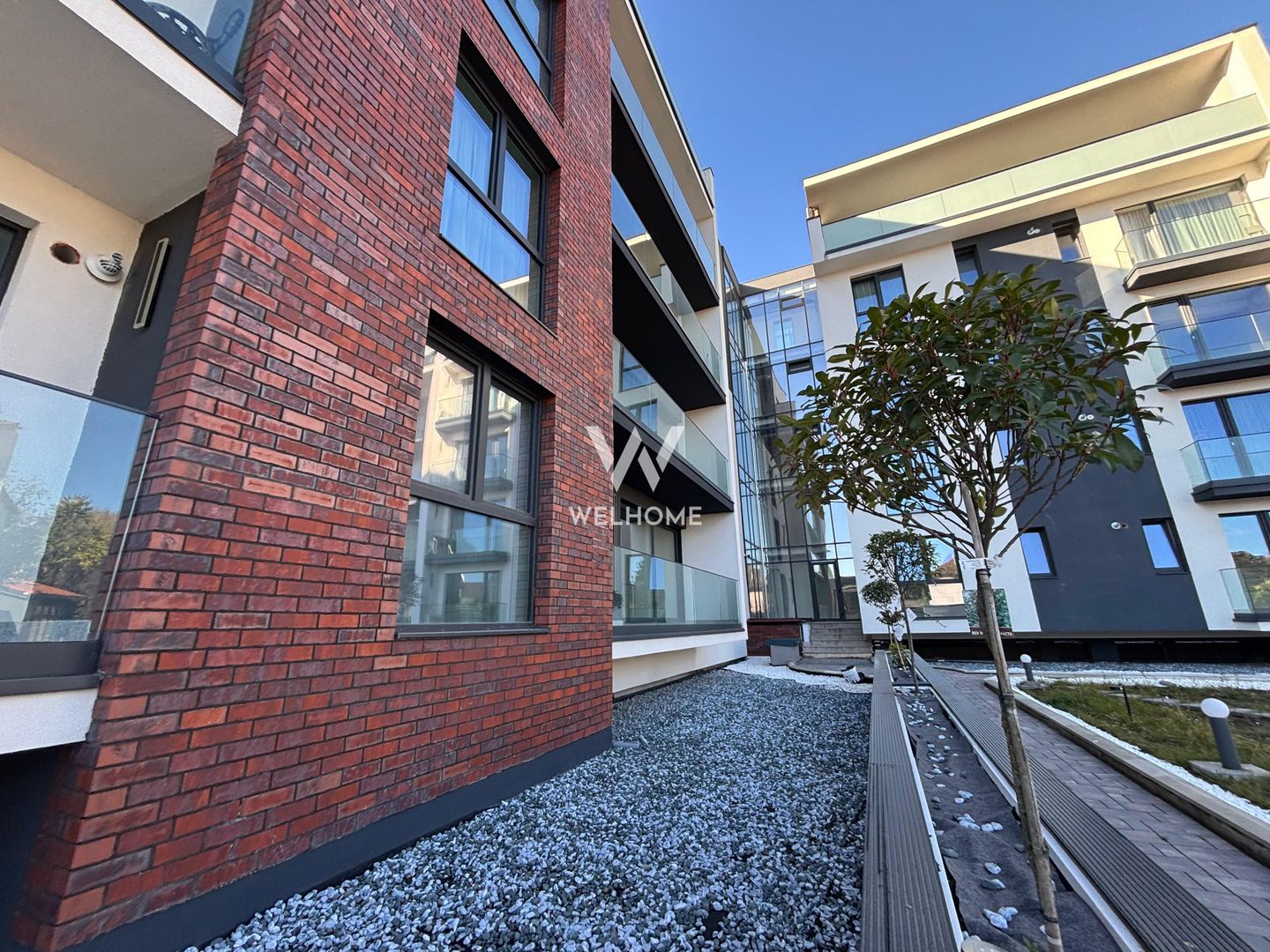 Apartament PREMIUM 3 camere cu GARAJ si boxa - zona Centrala - Poză 1