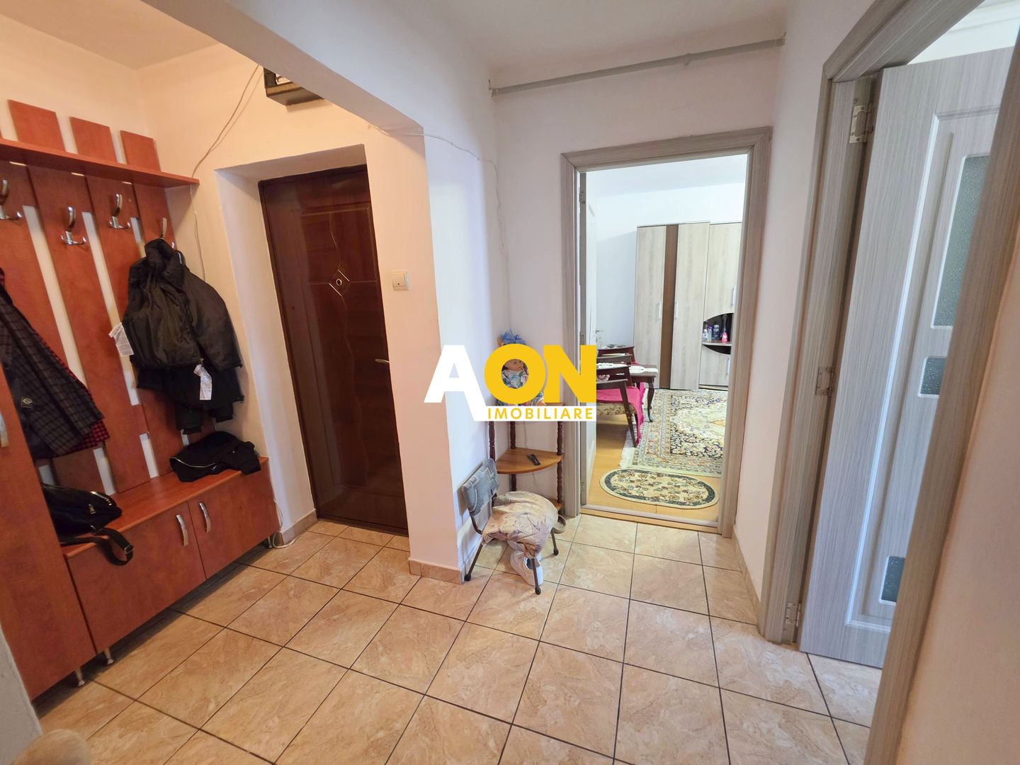 Apartament 3 camere, 65 mp utili, 2 bai, etaj 2, Cetate, zona Stadion - Poză 2