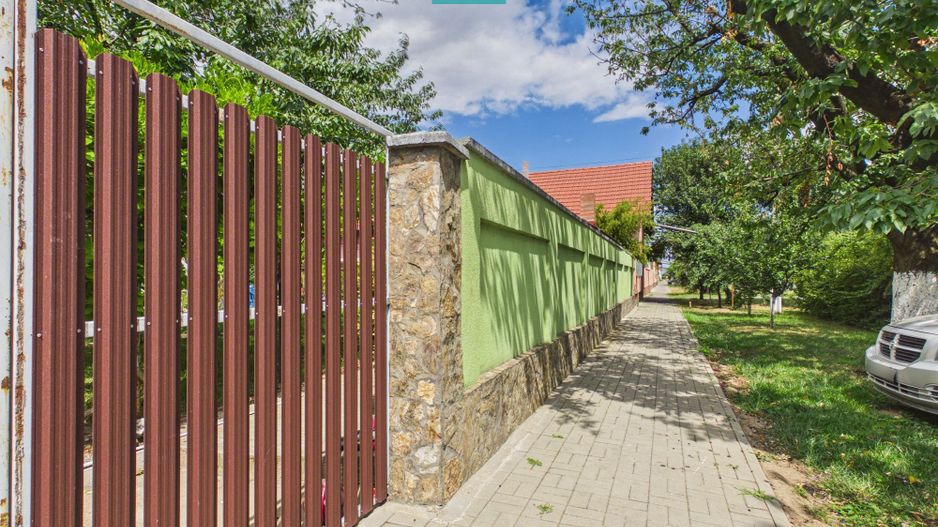 Casă cu 4 camere și teren de 1.910 mp în Macea - Poză 31
