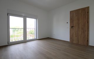 Casa zona Lunei, 5 camere + 3 bai, centrala proprie, rezidential sau birouri ! - Poză 37