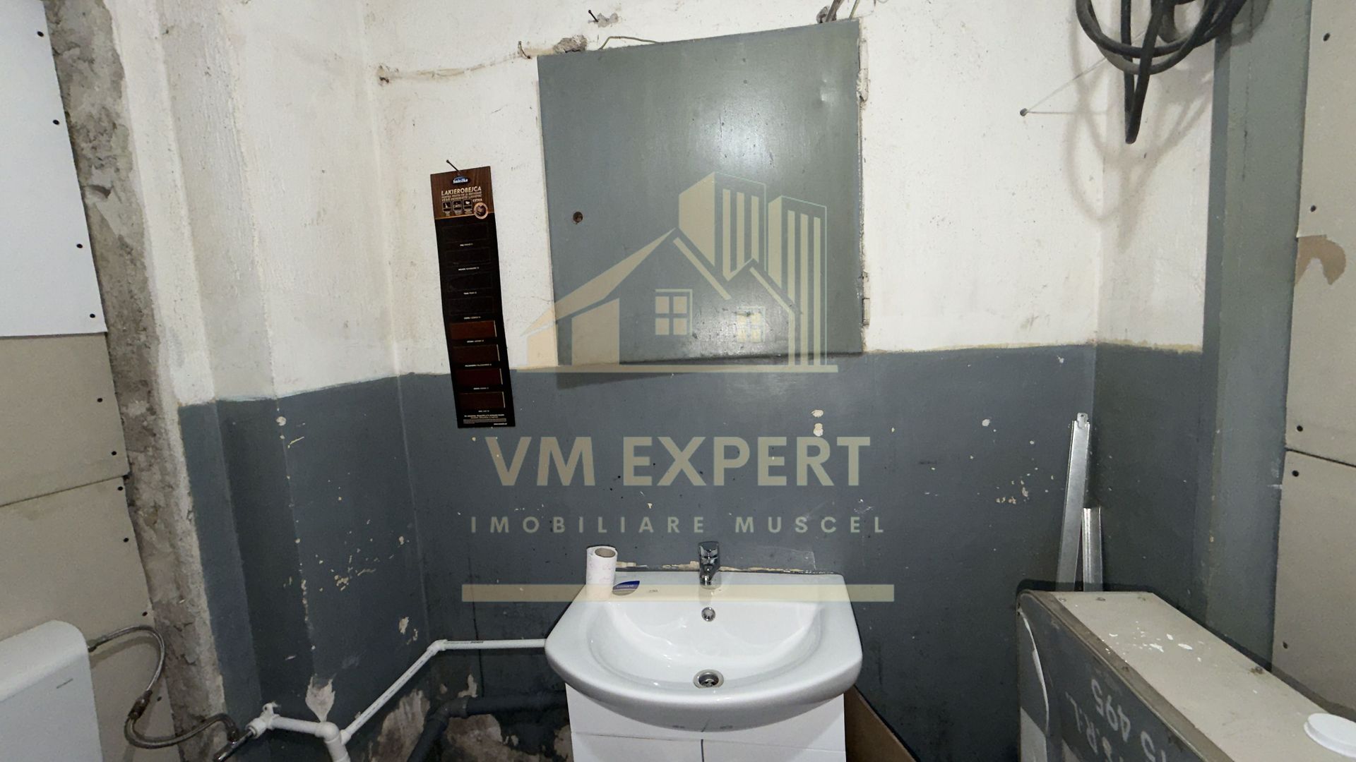 DE VÂNZARE – Două spații comerciale cu vitrină stradală, zona Turn – Câmpulung Muscel - Poză 8