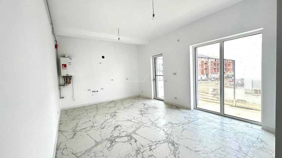 Etaj 1. Bucatarie inchisa. Drum asfaltat. Loc de parcare. - Poză 1