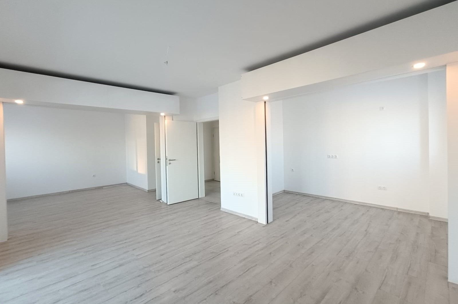 Oferim spre vanzare apartament 2 camere modern cu pereti retractabili - Poză 6