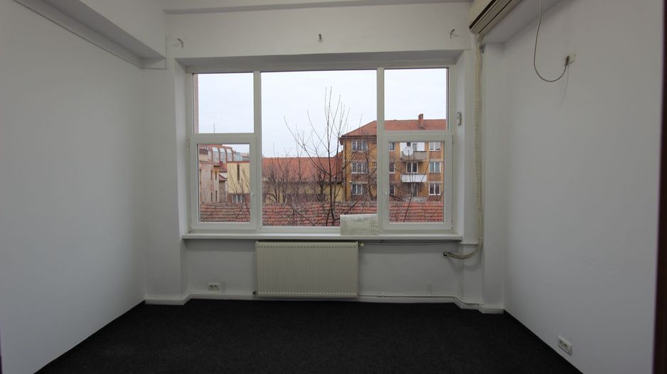 Birouri spatioase in cladire de birouri - Poză 1