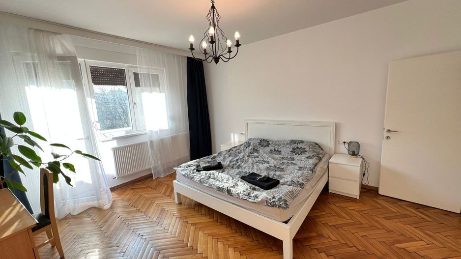 Apartament spatios cu 3 camere | 100 mp | Balcon | Curte | Central - Poză 1