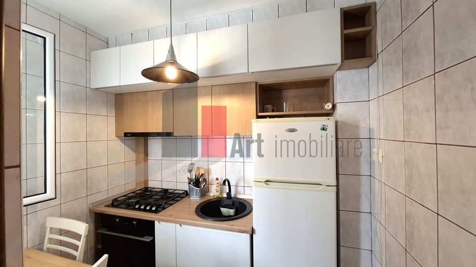 Gars. 31 mp, et 9/10, bloc reabilitat, instalații refăcute, mobilată și utilată - Poză 9