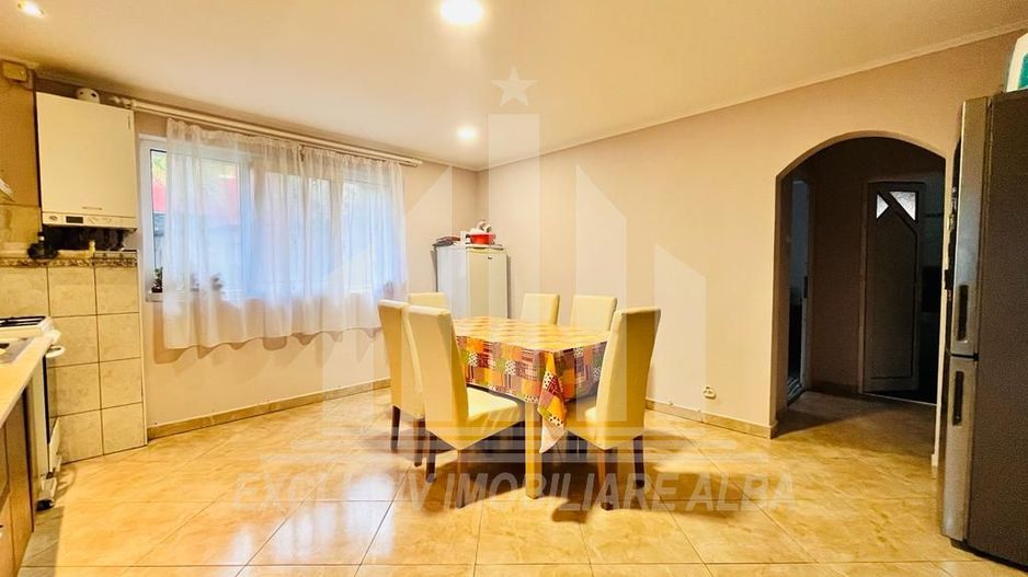 Apartament cu 2 camere decomandate, Cetate zona foarte buna - Poză 2