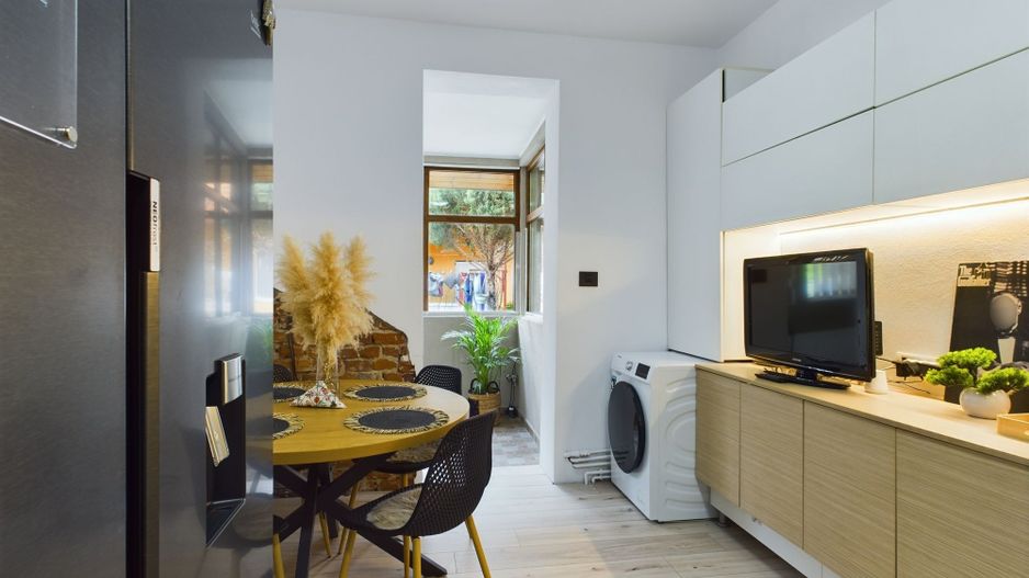 Apartament la curte comună - Central - Poză 2