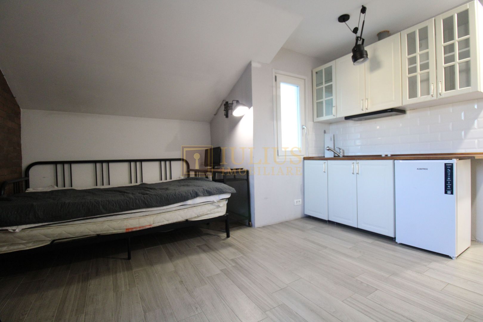 Garsoniera la casa, curte interioara si loc de parcare inclus - Poză 5