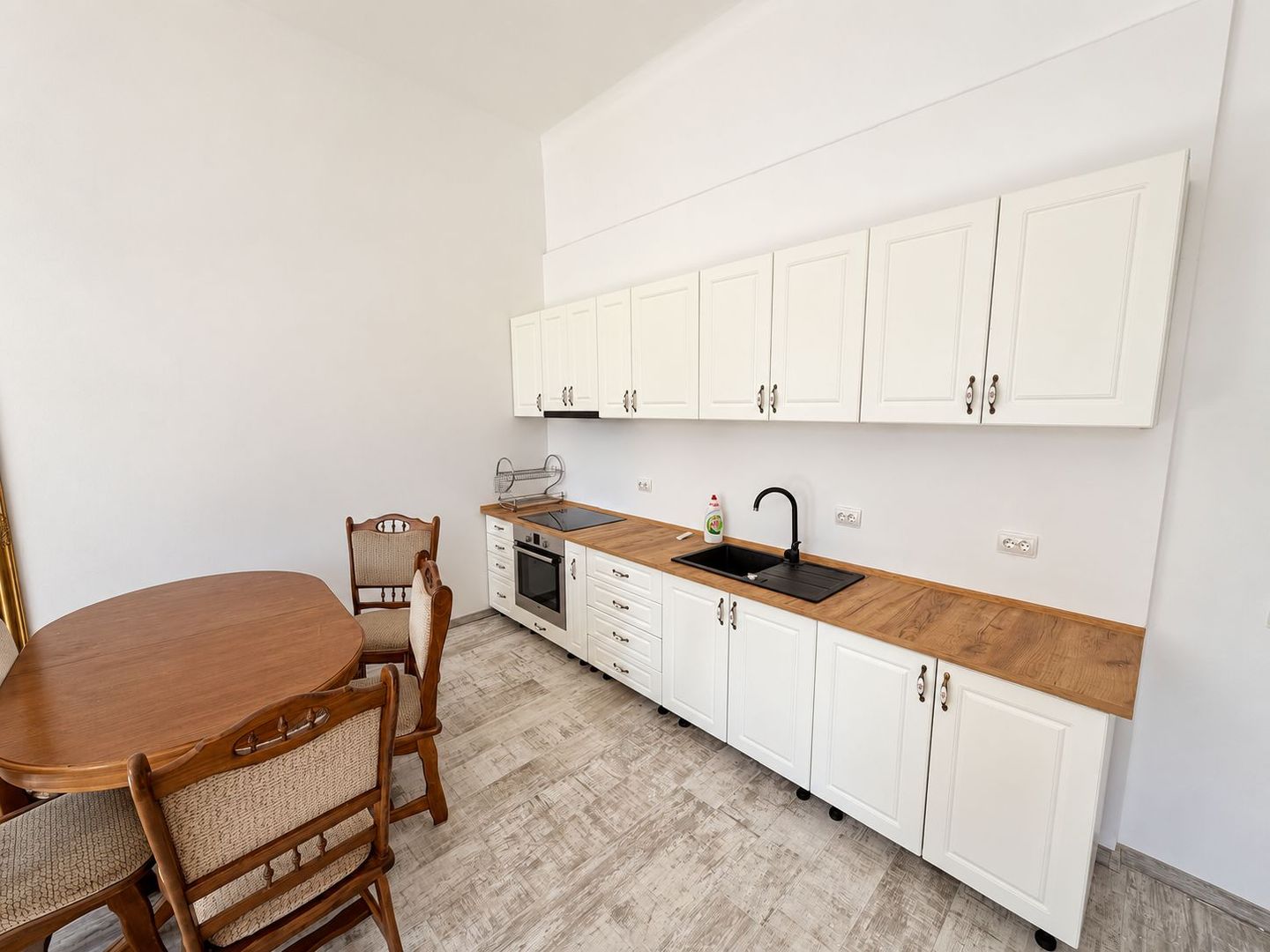 Apartament cu 3 camere și curte privată | Parcul central | Parcare - Poză 4