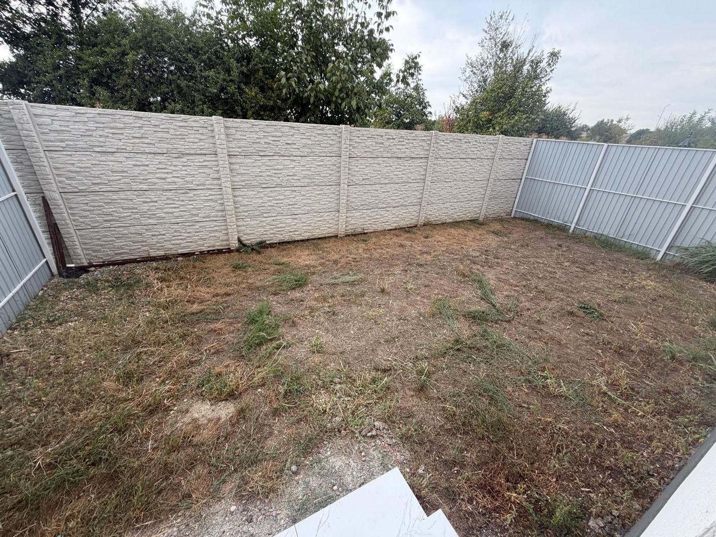 AP. 2 CAMERE- CURTE 40 MP, CENTRALA PROPRIE, PARCARE , COMISION 0% - Poză 1