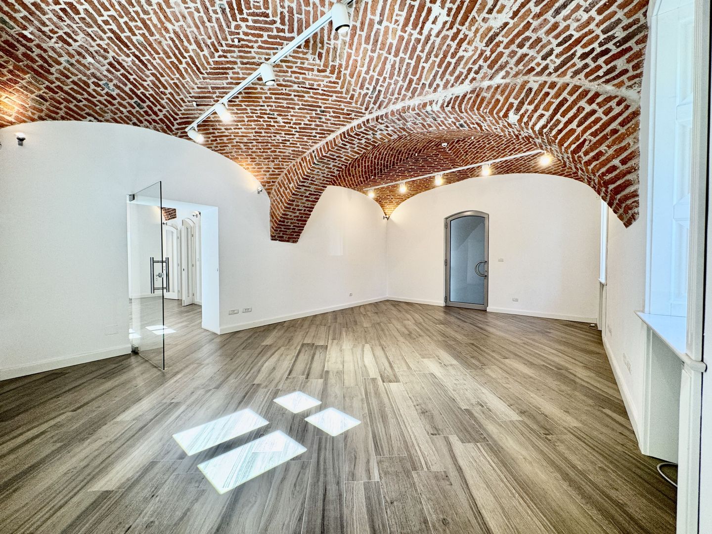 Spatiu birou in cladire istorica restaurata - Poză 14