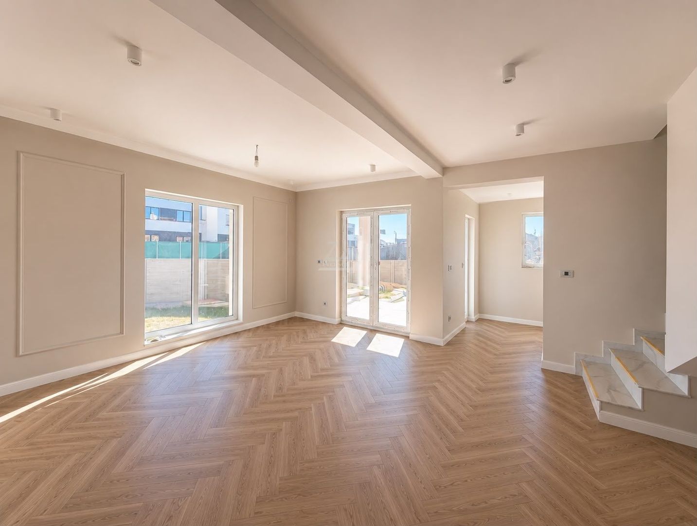 Duplex despartit prin camera tehnica! 5 camere, 3 bai. - Poză 1