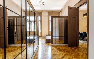 Apartament ULTRACENTRAL cu 3 camere, la cheie, renovat recent - Poză 1