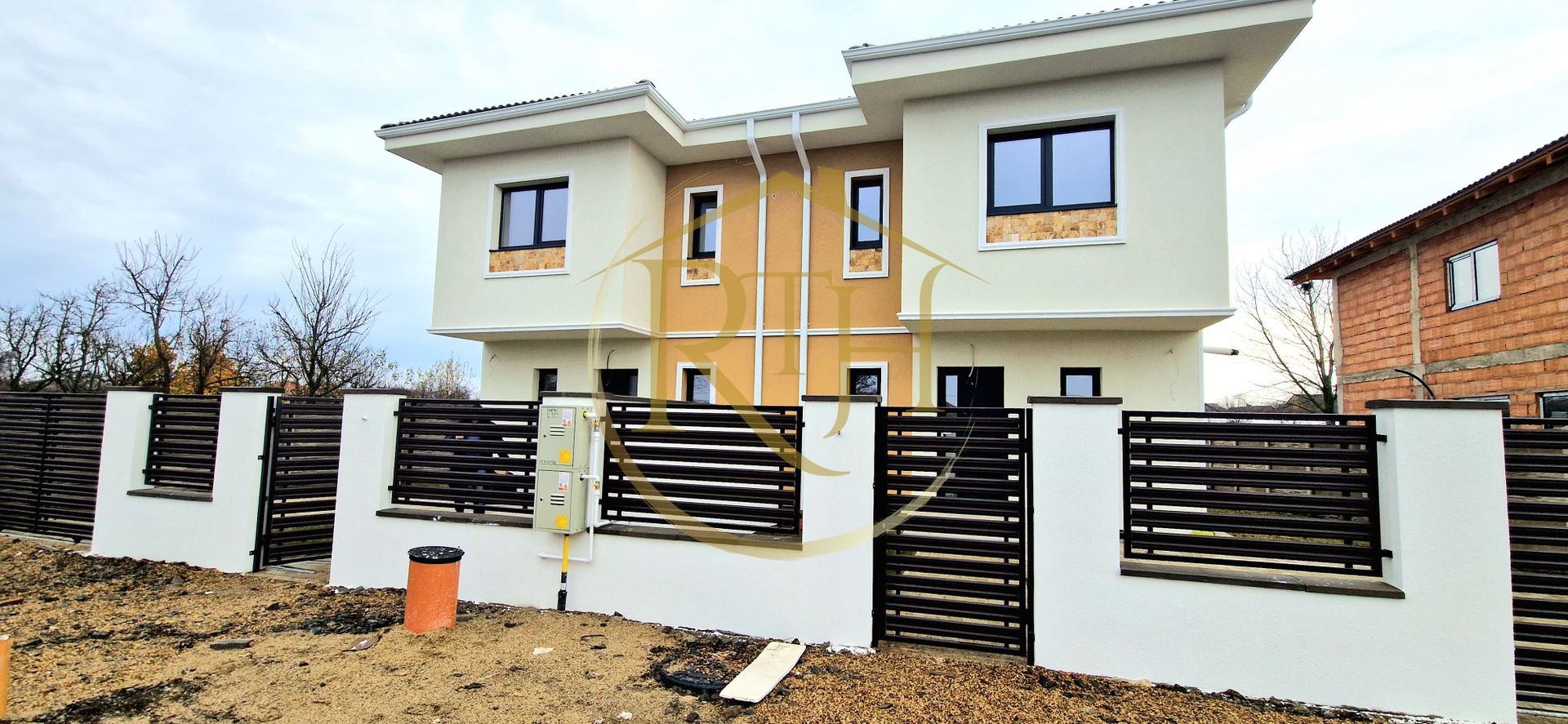 Duplex de vanzare cu 4 camere,2 bai,250 mp teren-Mosnita Veche zona Centrala. - Poză 1