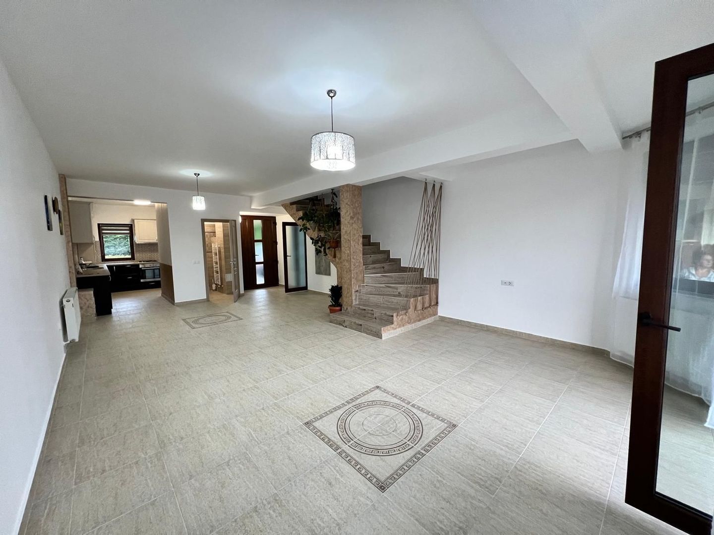 Casa cu 7 camere | 3 balcoane | Garaj | 220 mp + 80 mp curte | Cartier Panorama - Poză 6