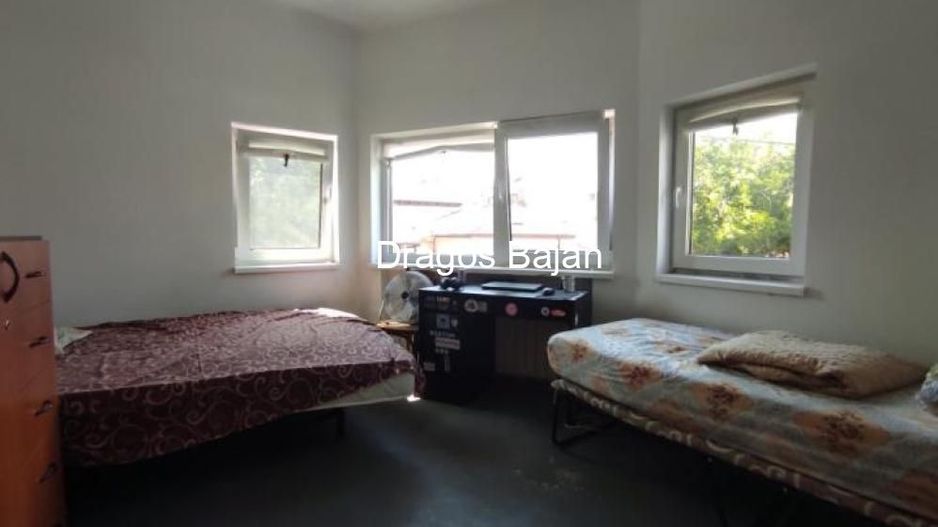 4 camere // bloc renovat // etajul 1 - Poză 1