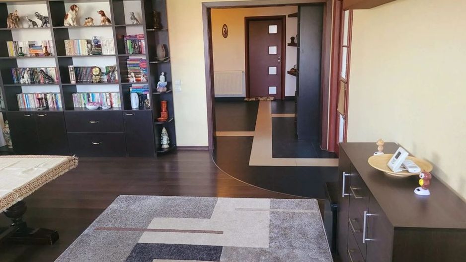 Apartament cu 3 camere - Poză 1