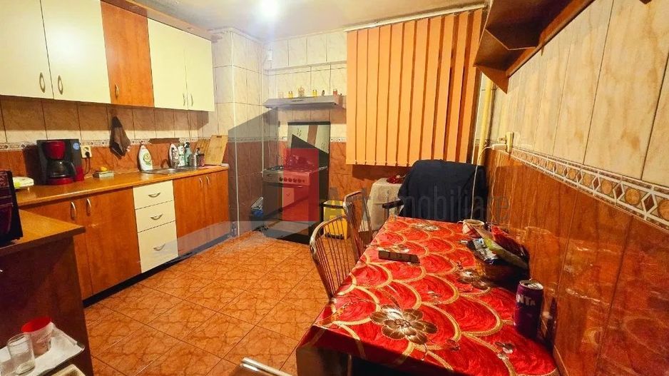 Apartament de vanzare 4 camere transformat in 3 camere Dristor -Ramnicu Sarat - Poză 3