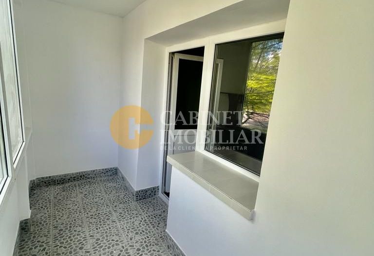 Etaj 1 Apartament 2 Camere Decomandat 55 MP Bloc 1986 - Poză 8
