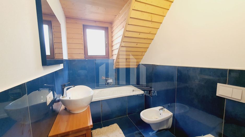 Inchiriez apartament la vila în Aiud - Poză 4