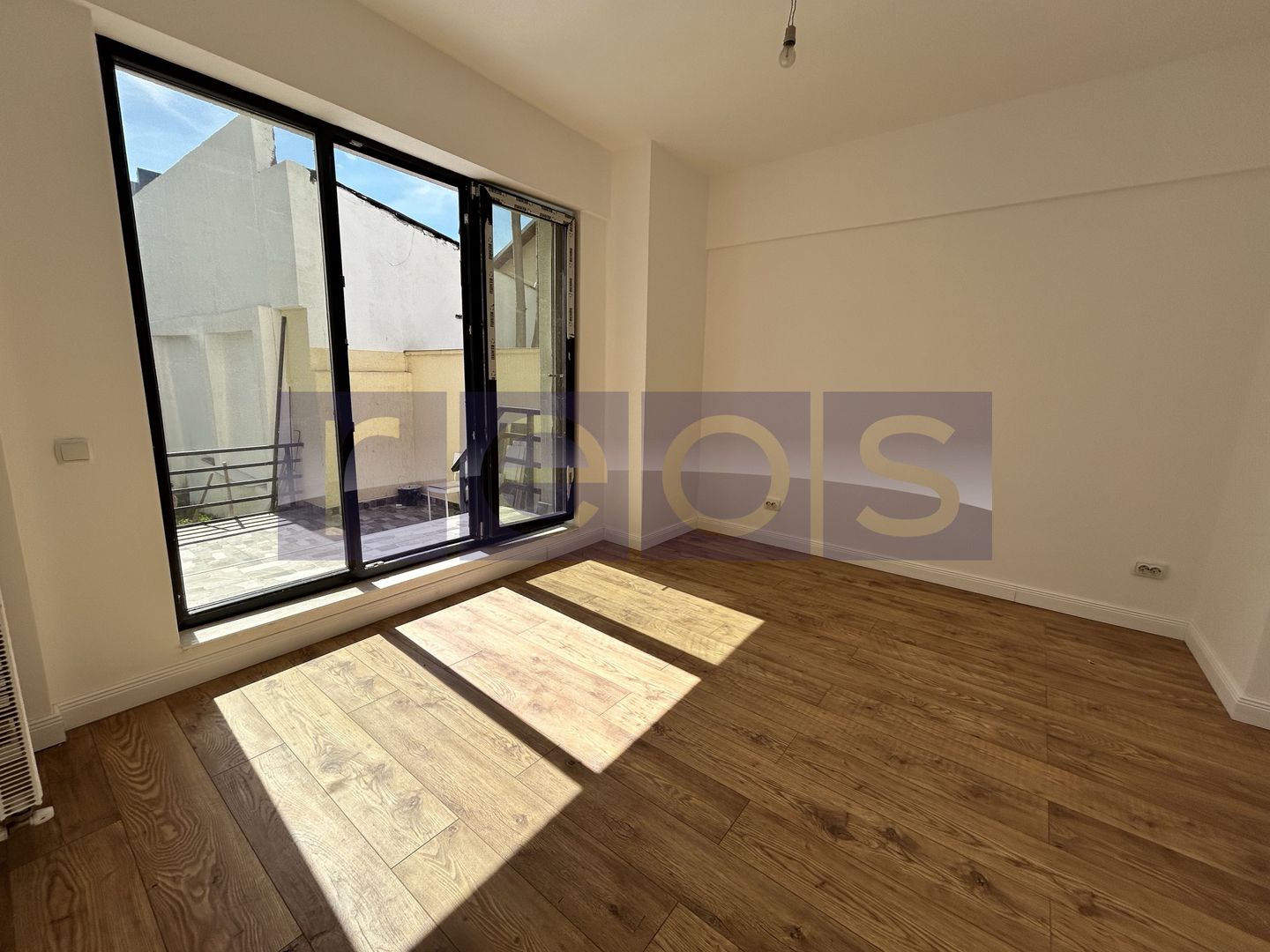 VANZARE APARTAMENT 3 CAMERE + CURTE 150 MP | ZONA ANDRONACHE | RENOVAT - Poză 1