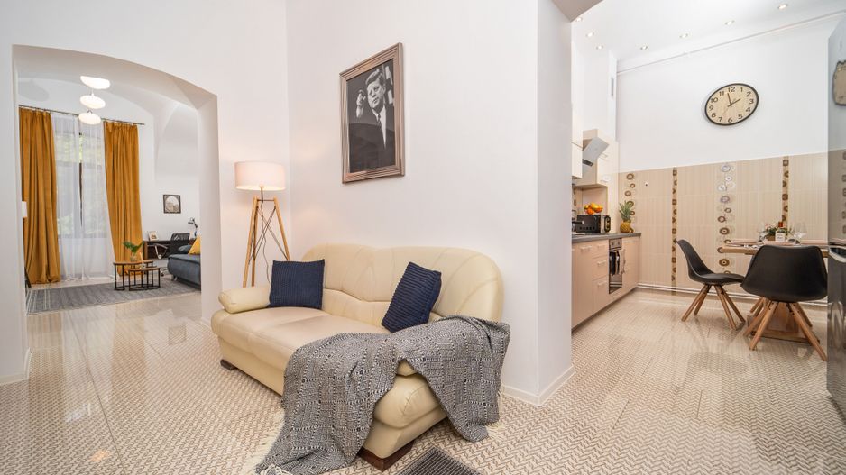 Apartament renovat in cladire istorica - Poză 3