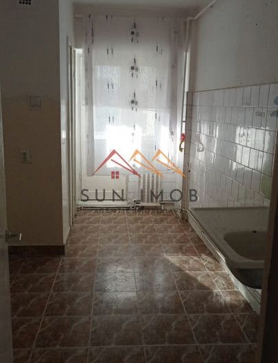 Apartament 3 camere, decomandat, ultracentral, Campina, Prahova - Poză 1