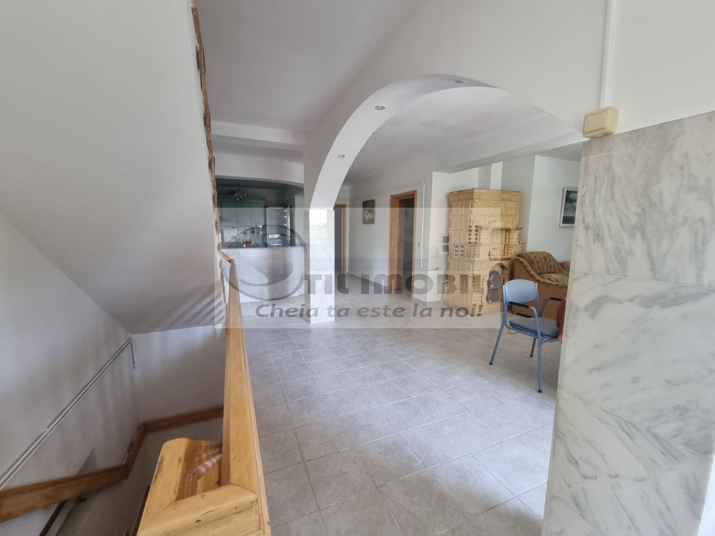 Casă pe trei niveluri, 264 mp utili + Foisor ,teren 2400 mp. - Poză 3