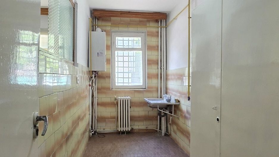 Apartament cu 3 camere, fost cabinet medical, parter, zona CUZA VODĂ; - Poză 5