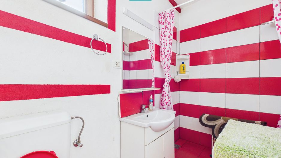 Casă cu 4 camere în zona Parneava - Poză 6