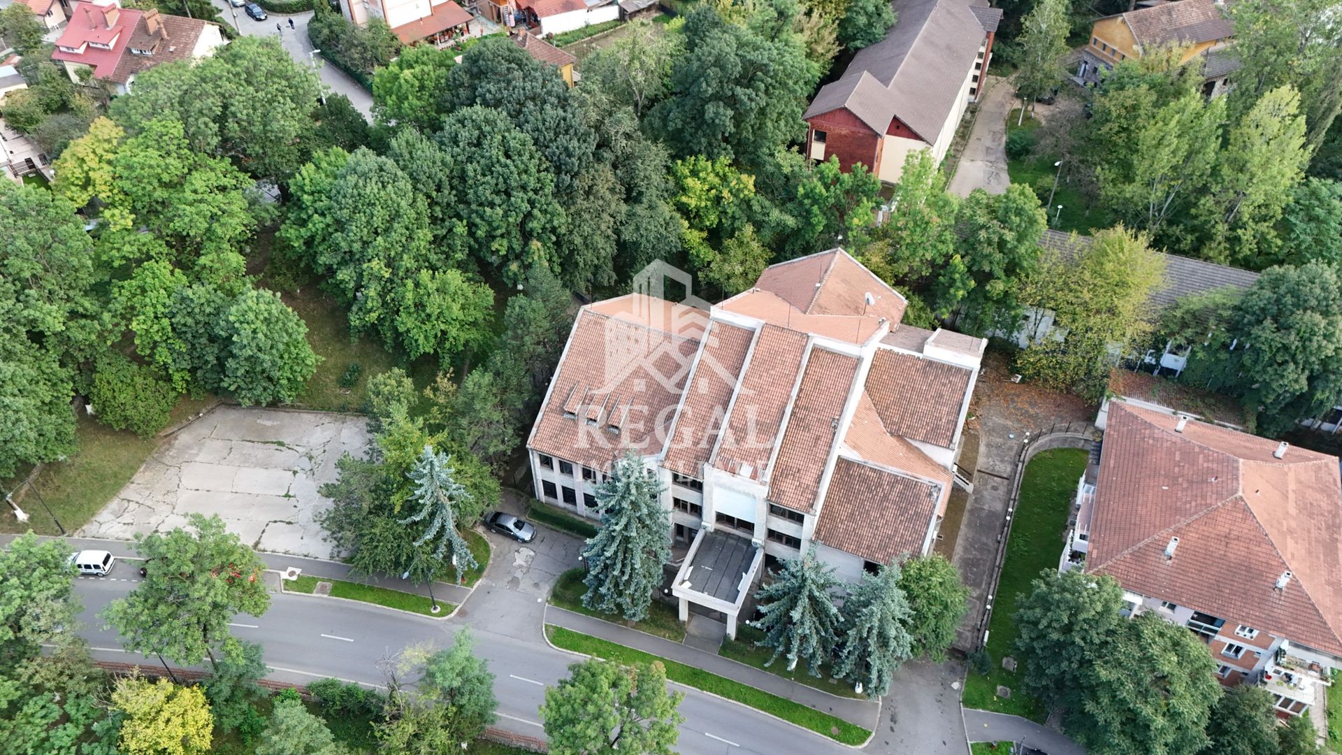 Clădire fost sediu BCR, 2.335 mp, P+2E | 0% comision - Poză 3