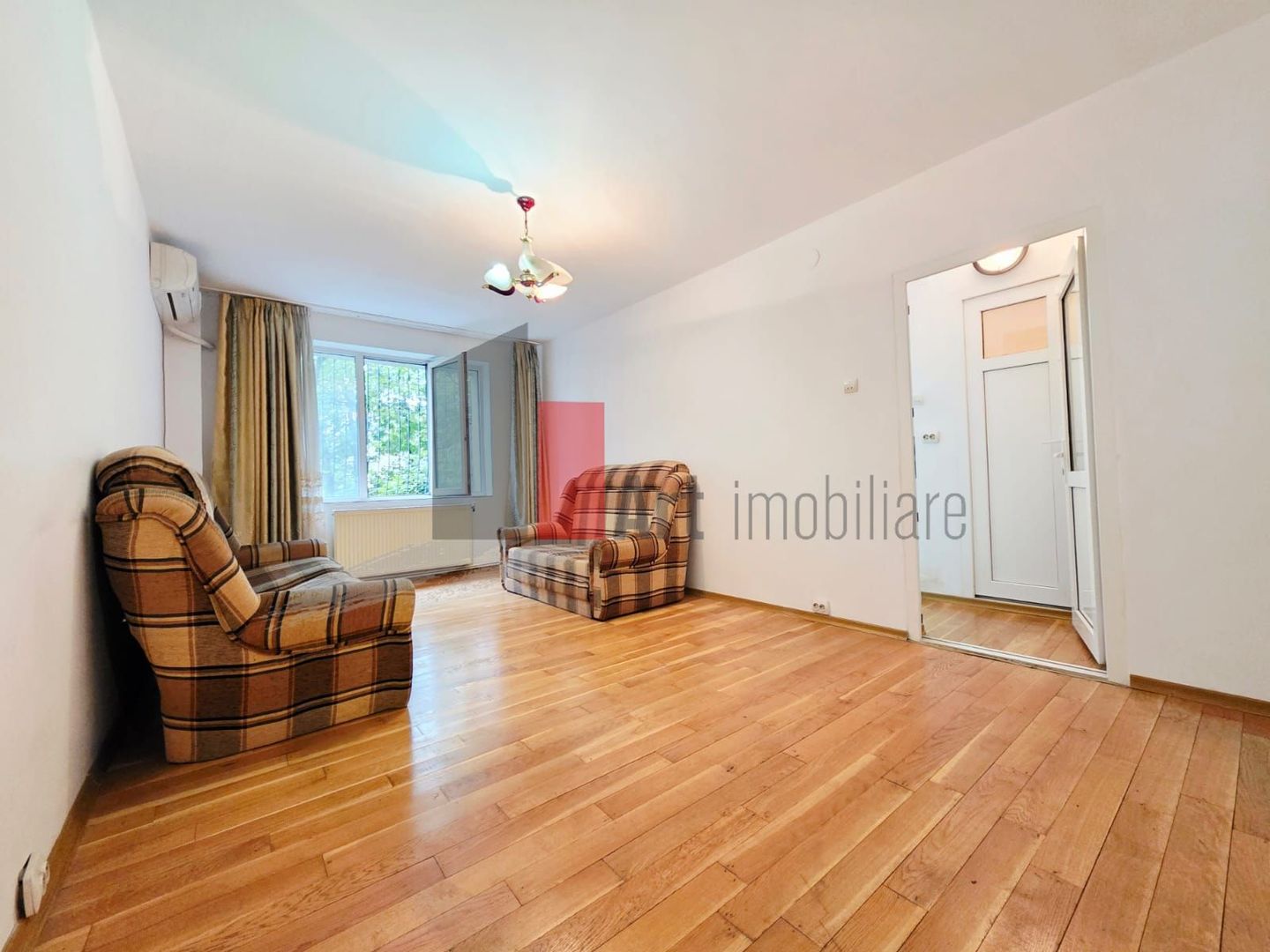 Apartament spațios cu 4 camere Crangasi - Poză 12