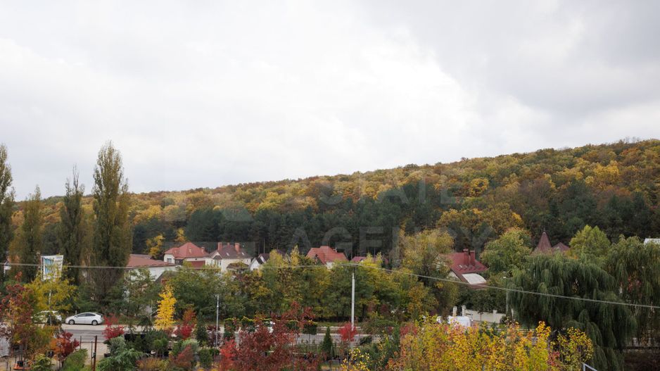 CASĂ DE VÂNZARE ÎN DUMBRAVA SUPRAFAȚA DE 300 MP + TEREN 3.5 ARI - Poză 24
