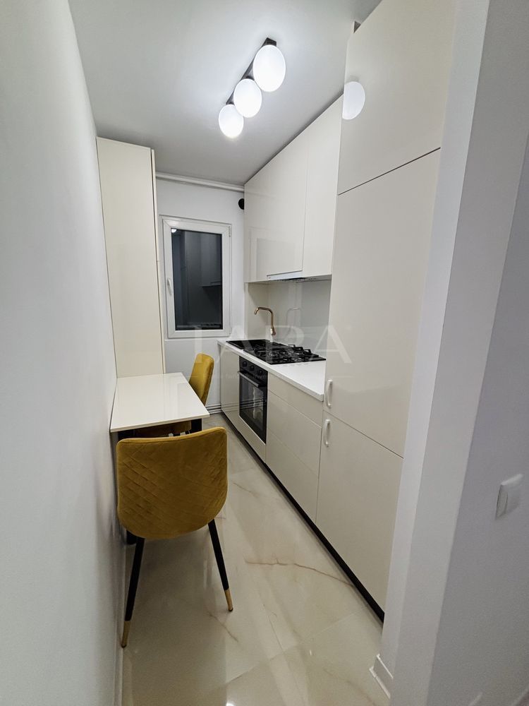 Apartament cu 3 camere, intermediar, complet renovat. - Poză 1