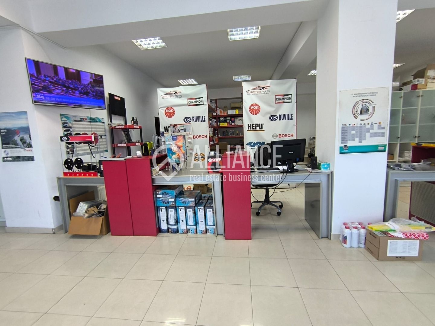 CENTRU ATELIERELOR - Spatiu comercial cu suprafata vitrata mare ! - Poză 10