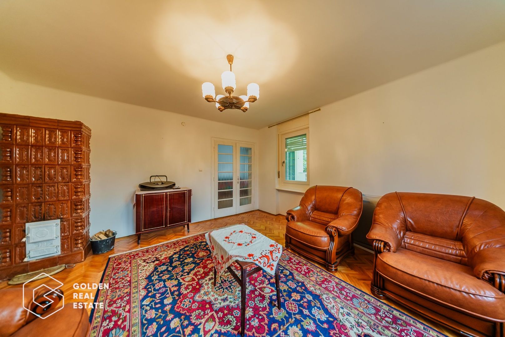 Vila superba, P+E,  Cuvin, 9 camere, 200 mp si teren 1300 mp plus anexa 3 camere - Poză 2