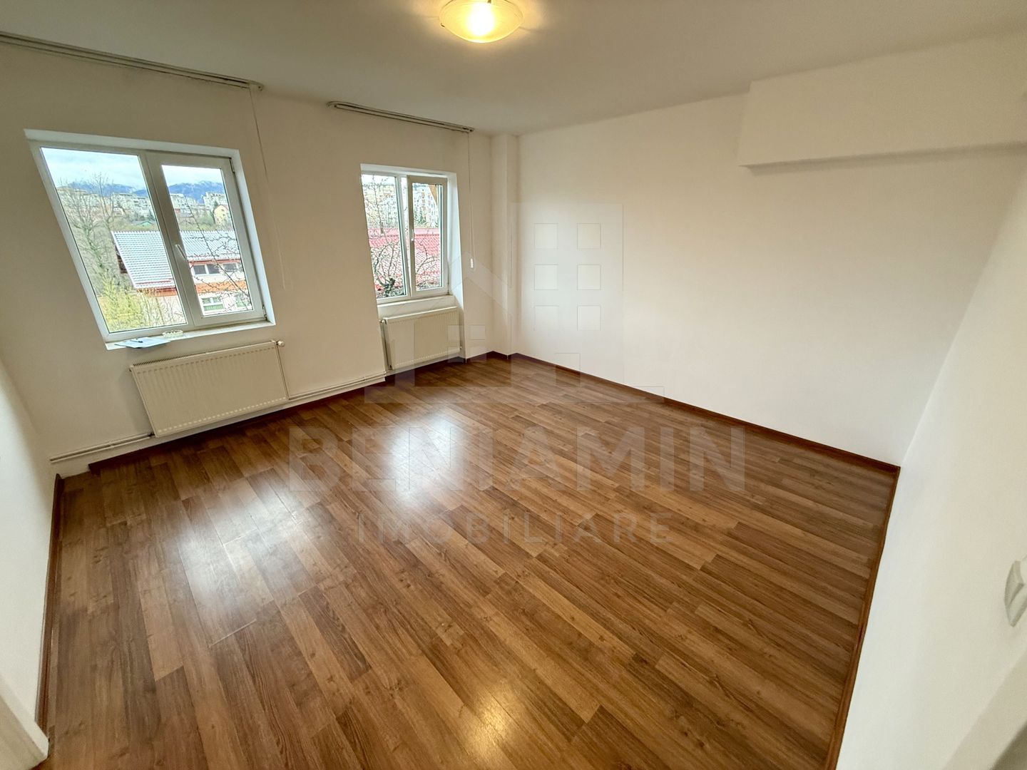 2 camere - 55mp - etaj 3 - centrala proprie - parcare - Central - Poză 1