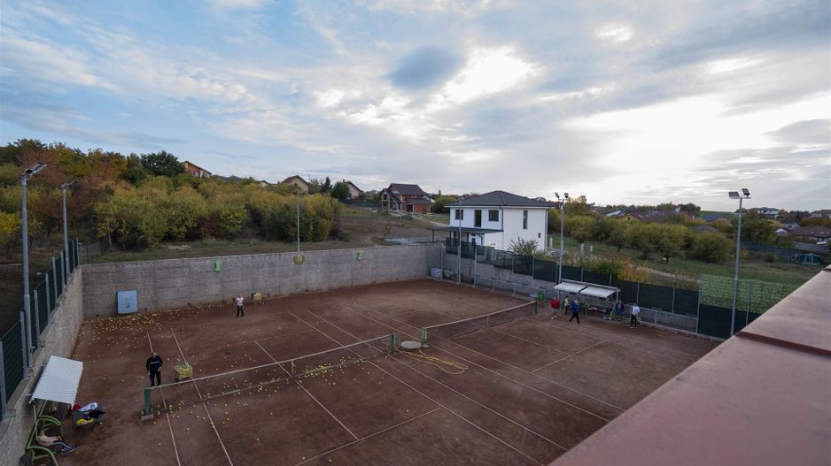 Baza de tenis si constructie moderna - Poză 6