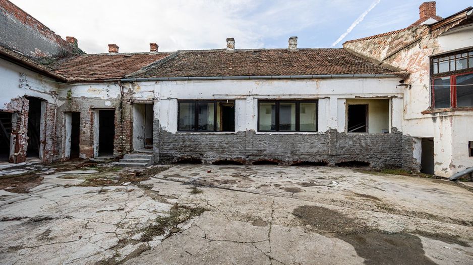 Proiect de clinică sau birouri în centru – casă cu demisol, de renovat - Poză 1