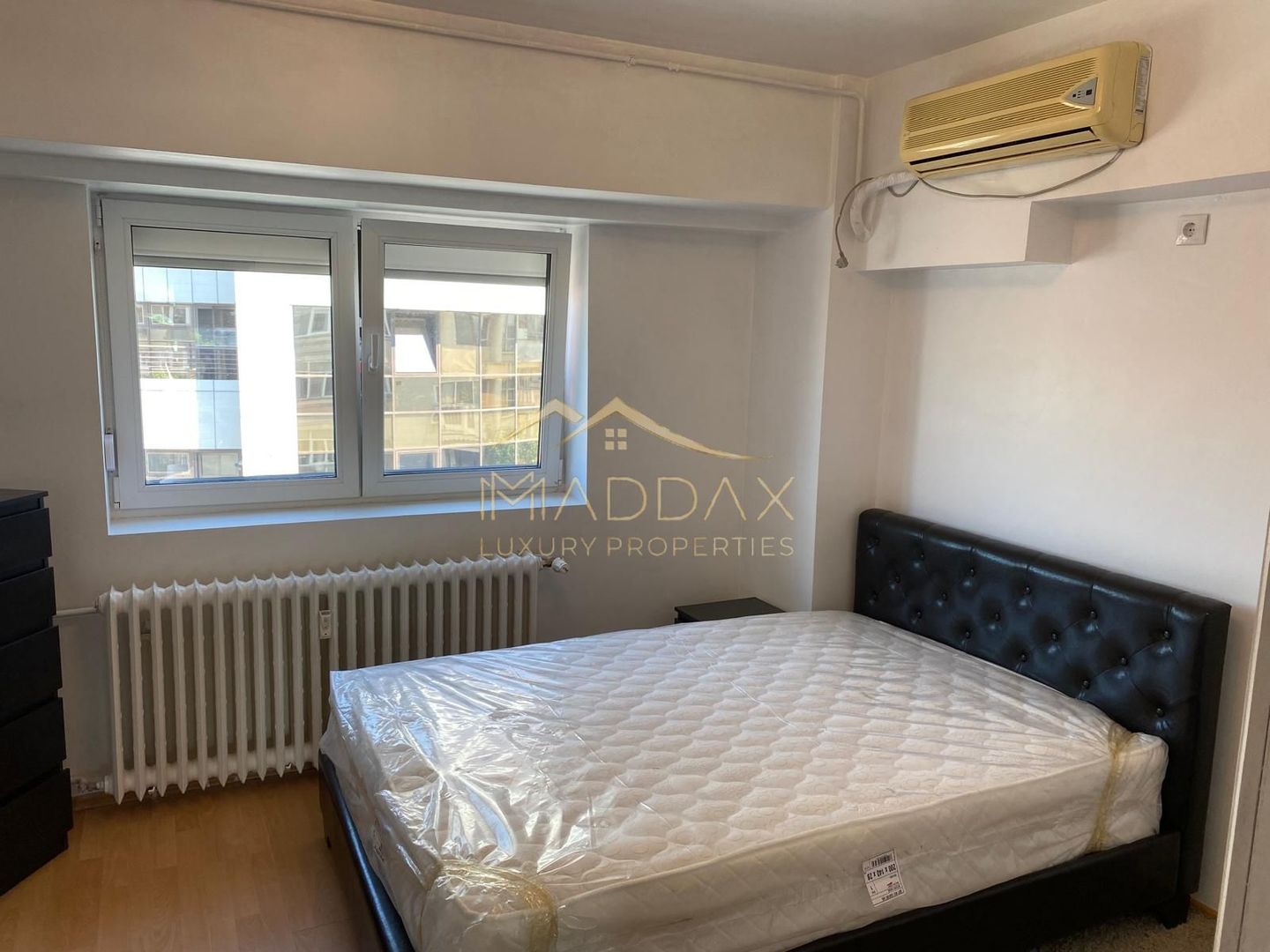 Apartament spațios cu 4 camere, vedere spectaculoasă către Palatul Parlamentului - Poză 10