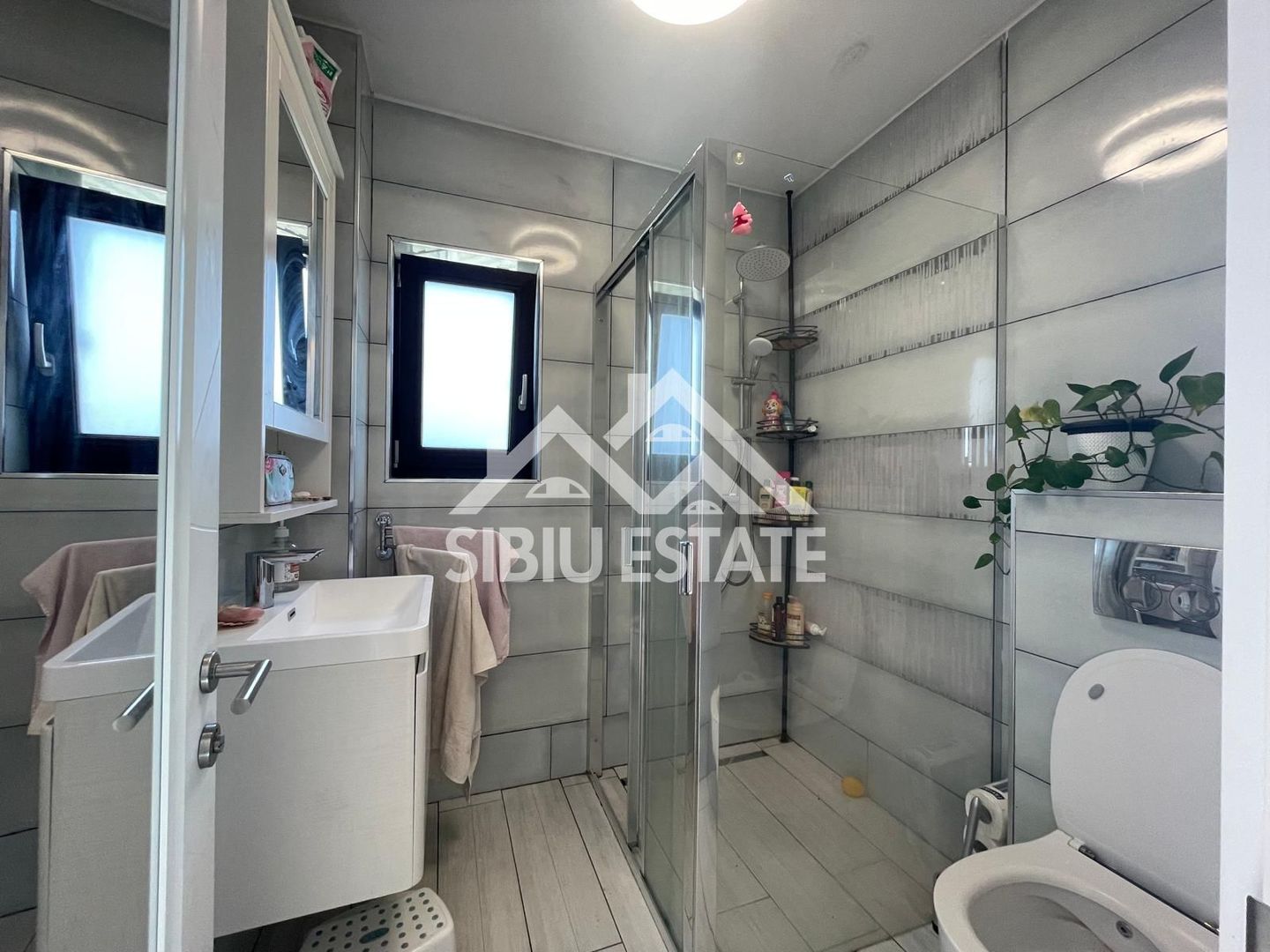 Duplex elegant cu 5 camere, 2 bai, curte in Cristian - Poză 21