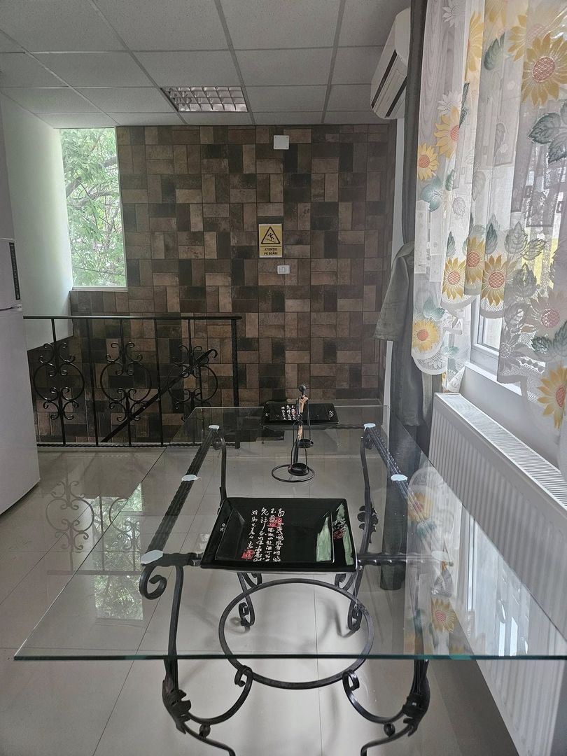 Spre Chirie - apartament 3 camere , etaj 1 in Vila - Poză 12