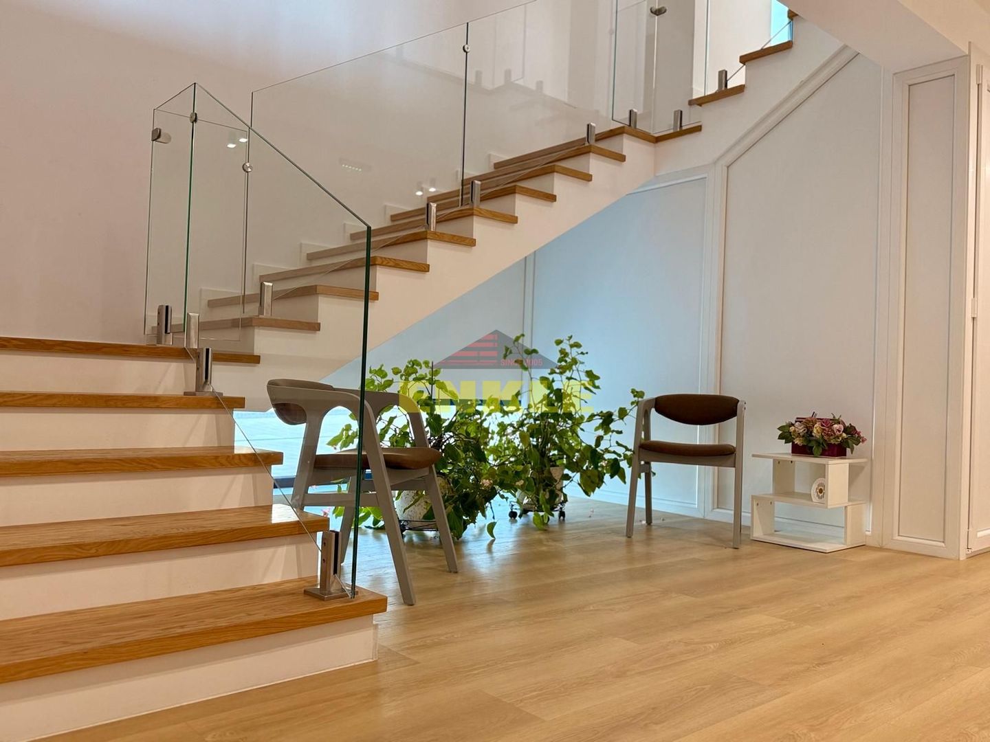 Apartament de lux, 5 minute de Botoșani, 109 mp utili+terasă si curte - Poză 1