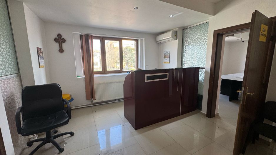 Birouri,sediul firme de închiriat  Etaj 1 în Aradul nou. - Poză 2