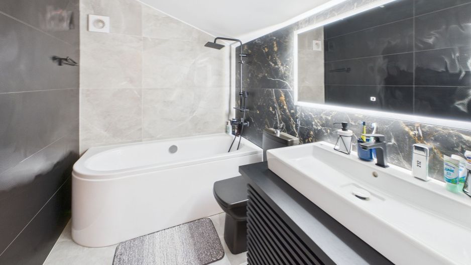 Casă modernă cu 5 camere, 4 băi și terasă închisă – Otopeni, central - Poză 27