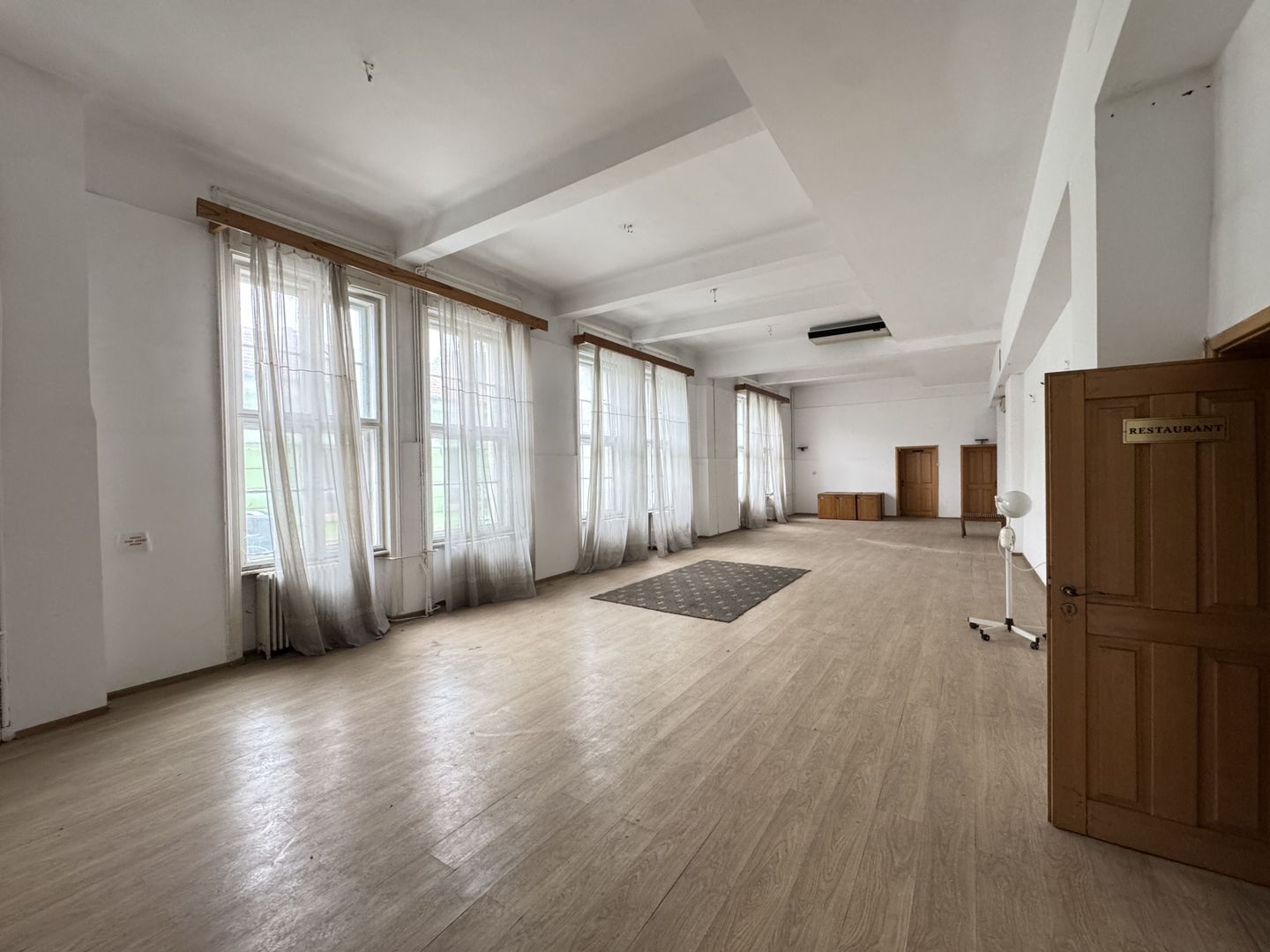 Spatiu la parter in zona Centrala fostul hotel Timisul - Poză 9