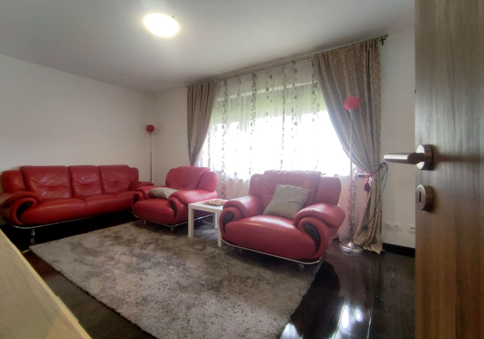 Inchiriem apartament 2 camere spatios intr-un bloc tip vila zona Tractorul - Poză 2