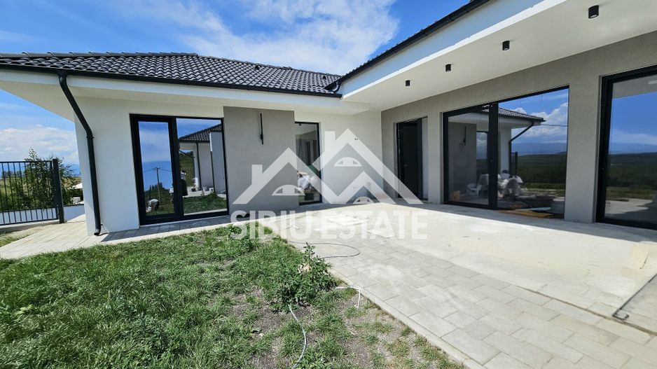 Casa pe parter, cu priveliste panoramica partial finisata - Poză 2