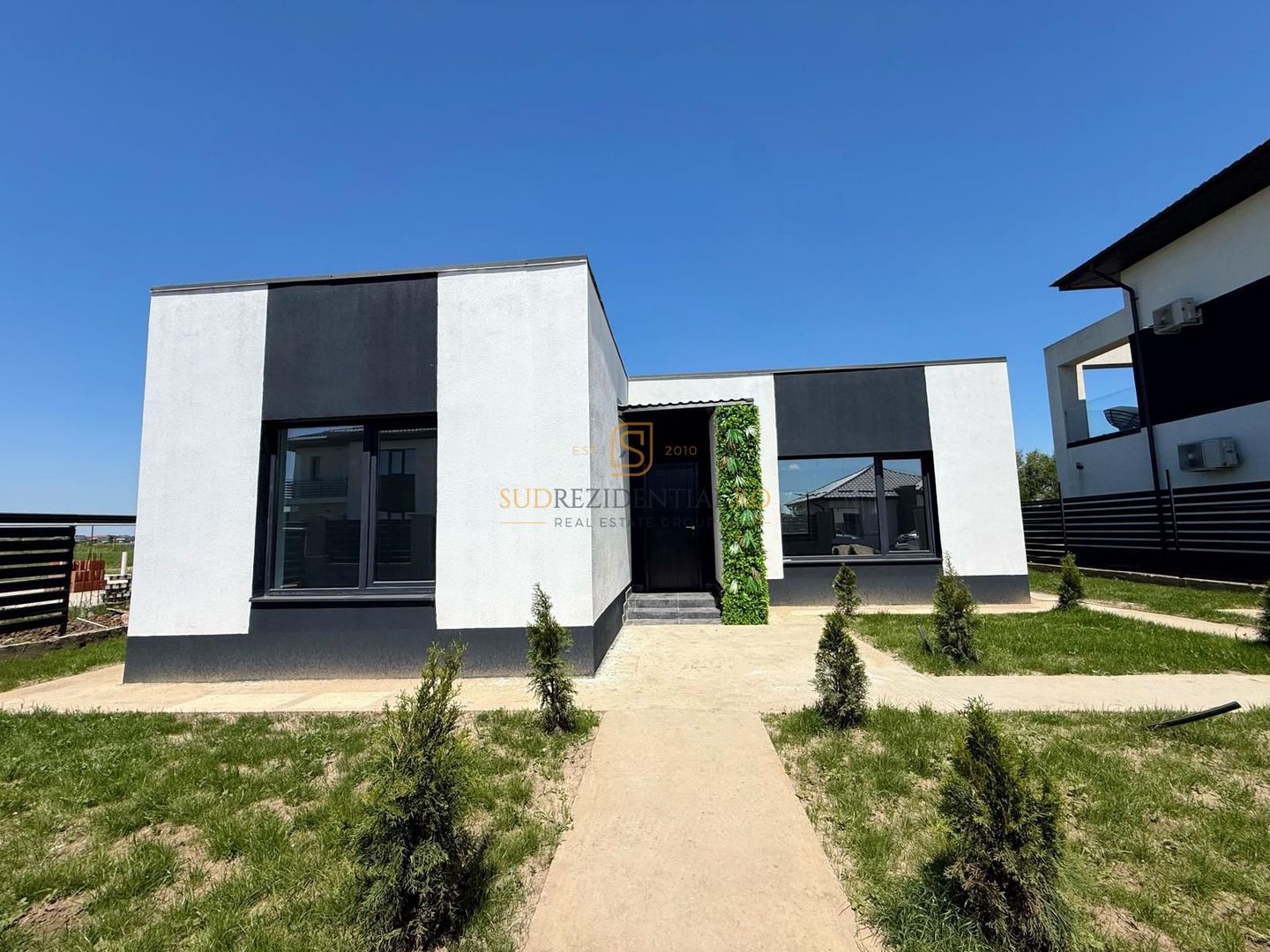 Casa Individuala cu 3 camere, 2 bai, teren 375 mp - zona centrala - Poză 1